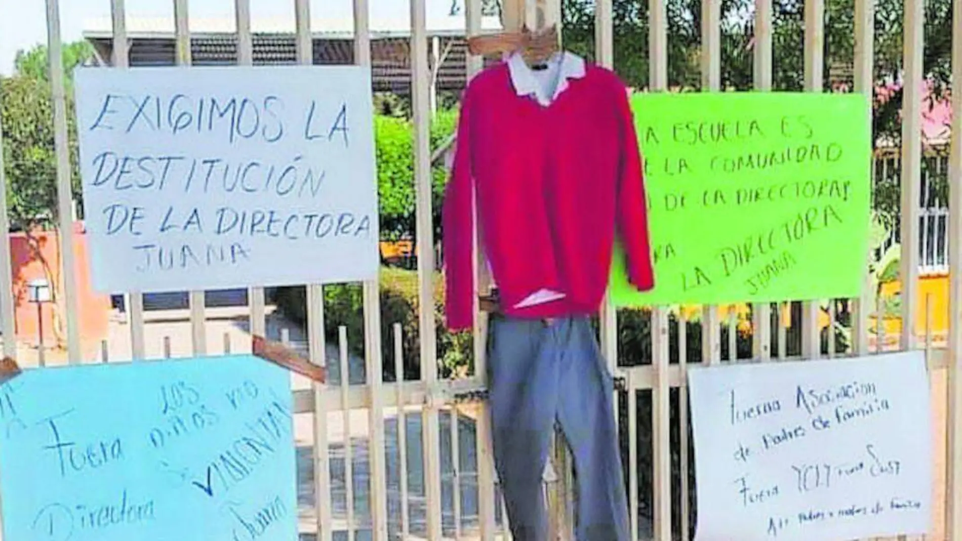 Cartulinas de protesta en las puertas del plantel preescolar